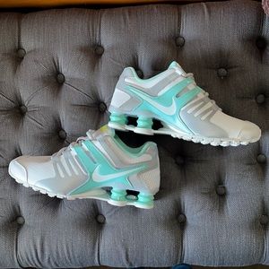 Women size 7 Nike shox